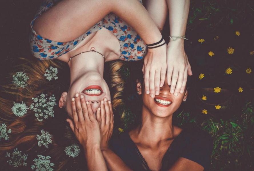 Blanqueamiento dental: sonrisa joven y atractiva - Foto